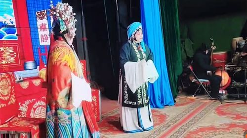 给播放曲剧戏曲的叫什么人